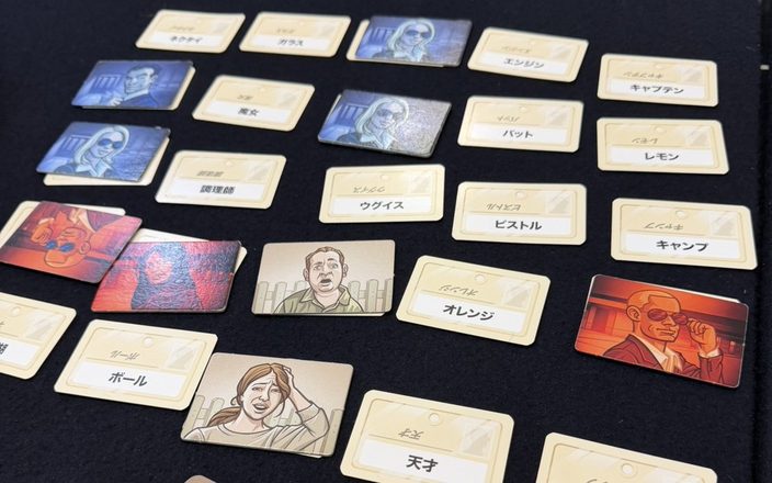 ボードゲームカフェ＆bar WOLF（鹿児島・天文館）の卓に並んだコードネームの単語カード